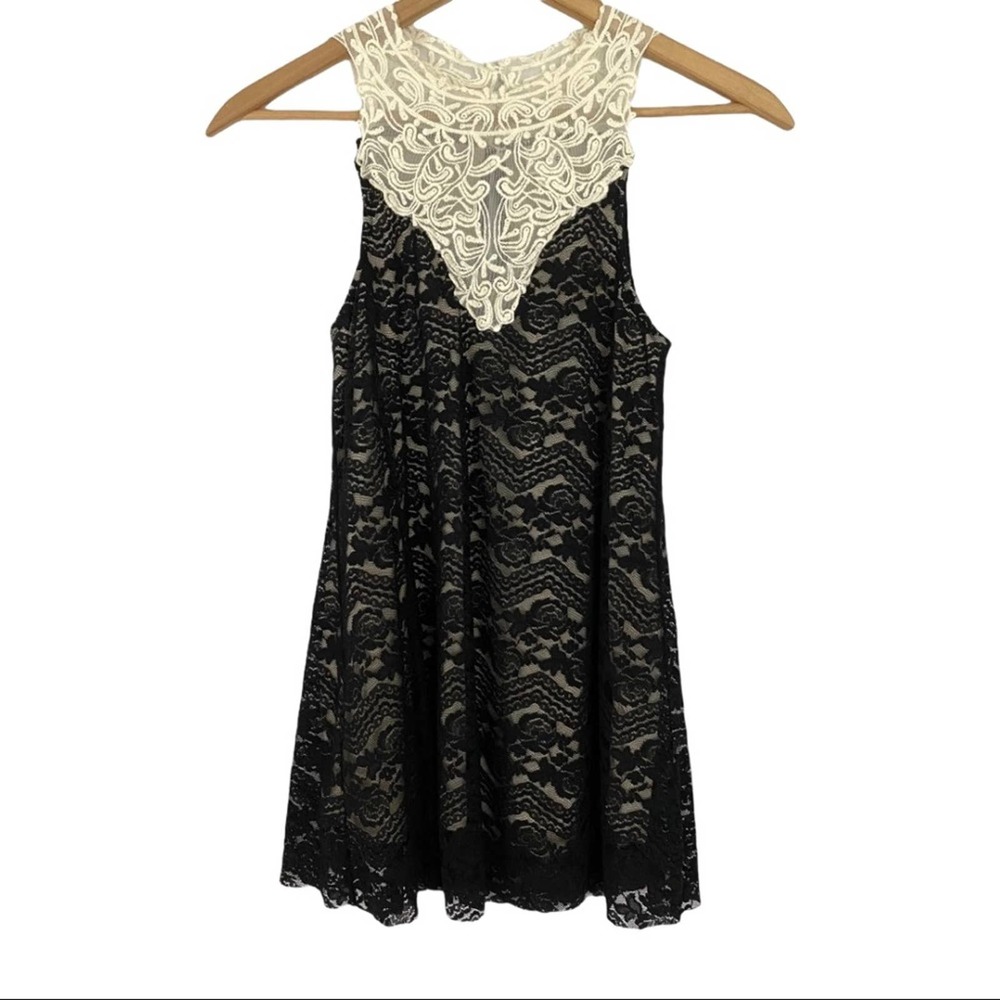 DAYTRIP | Black Cream Floral Lace Sleeveless Keyhole Back Blouse Top